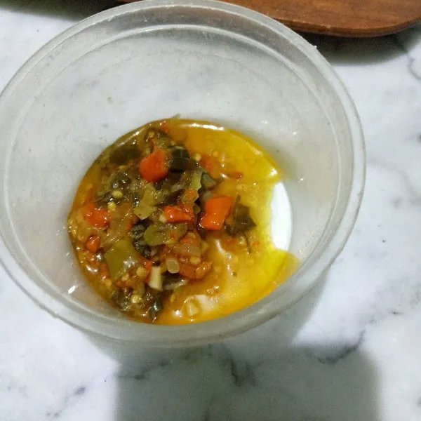 Siapkan wajan lalu oseng bumbu halus sambal. Oseng sampai matang, salin ke wadah kecil.