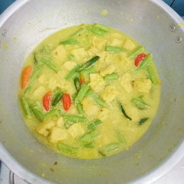 Masukkan santan, aduk agar tidak pecah. Angkat dan sajikan.