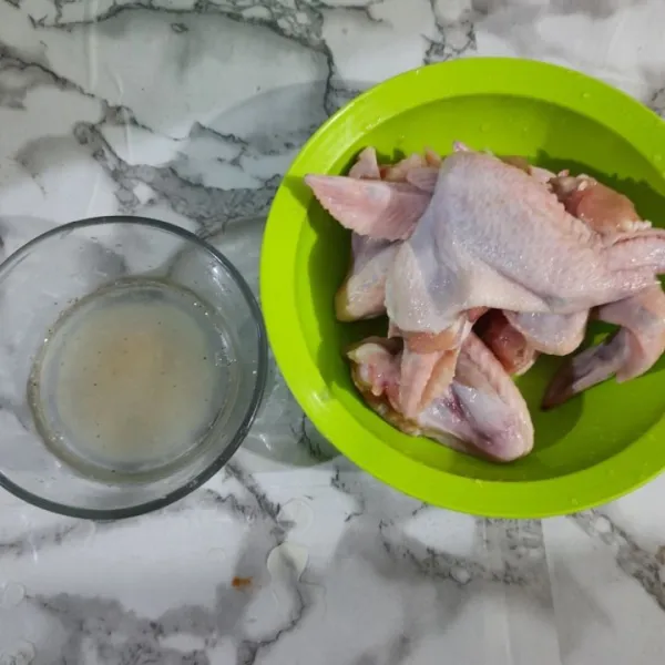 Marinasi ayam dengan air jeruk lemon dan garam selama 30 menit.