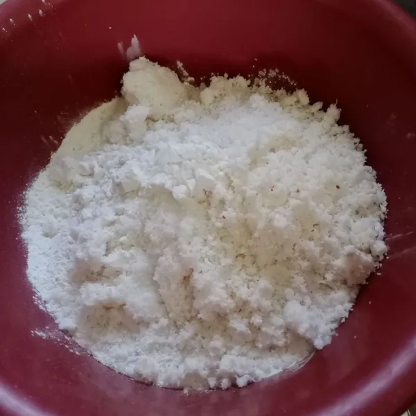 Dalam wadah masukkan tepung beras, tepung tapioka, kelapa parut dan garam, aduk rata.