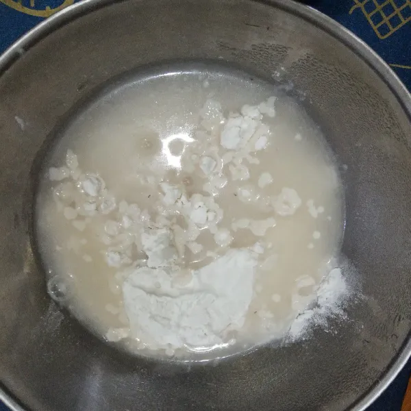 Masukkan santan encer.