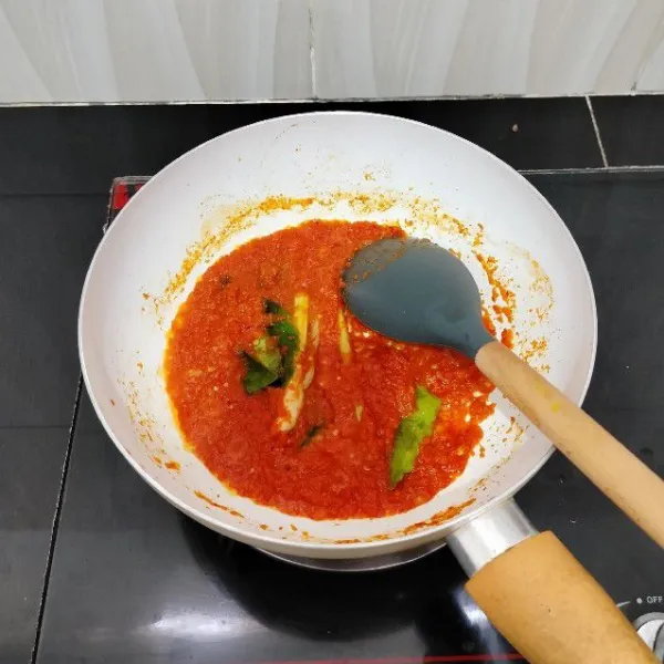 Panaskan minyak sayur. Tumis bumbu halus, serai, dan daun jeruk hingga bumbu matang.