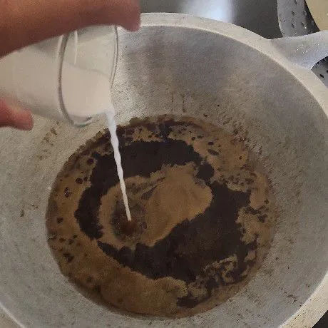 Setelah kuah disaring, masak kembali tes rasa. Kalau sudah pas sesuai selera, tuang larutan tepung sagu masak hingga mendidih dan mengental.