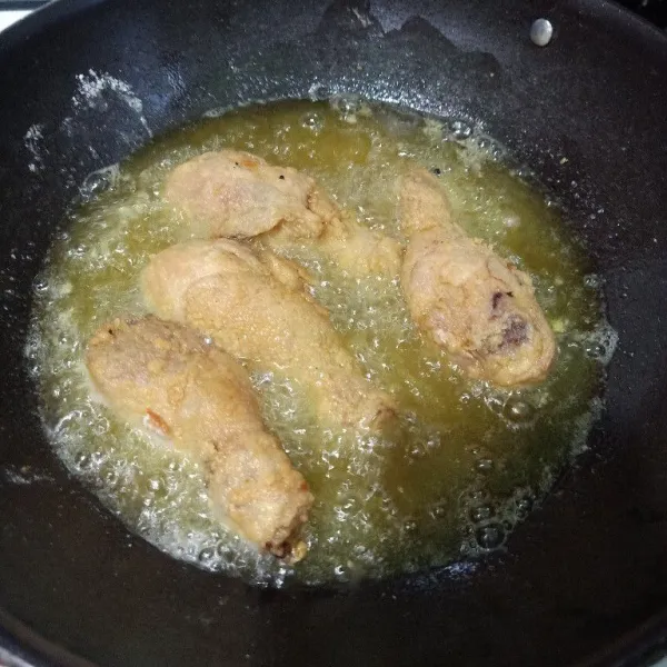 Siapkan wajan isikan dengan minyak lalu setelah minyak panas masukkan ayam yang sudah terbalut tepung. Goreng sampai matang, angkat dan tiriskan.
