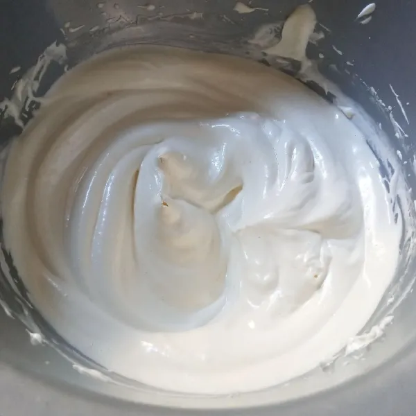 Kocok telur, gula dan SP dengan kecepatan tinggi sampai putih, kental berjejak. Masukkan tepung terigu dan susu sambil diayak, kocok dengan kecepatan paling rendah.