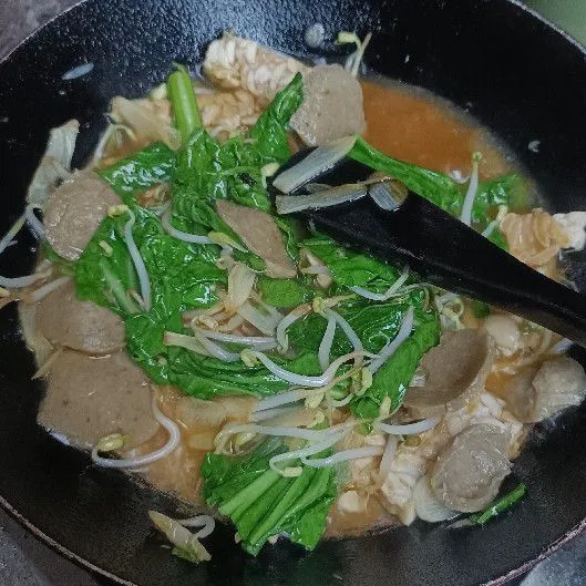 Masukkan saus tiram dan seasning. Aduk rata. Cicipi.