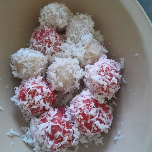 Gulingkan klepon ke dalam kelapa yang sudah di beri garam.