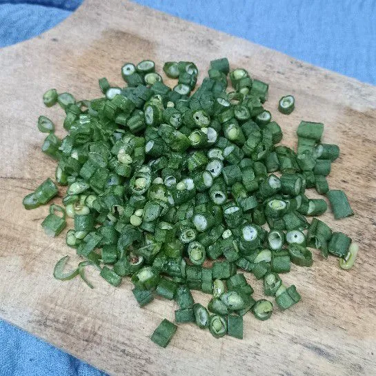 Potong kecil kacang panjang.