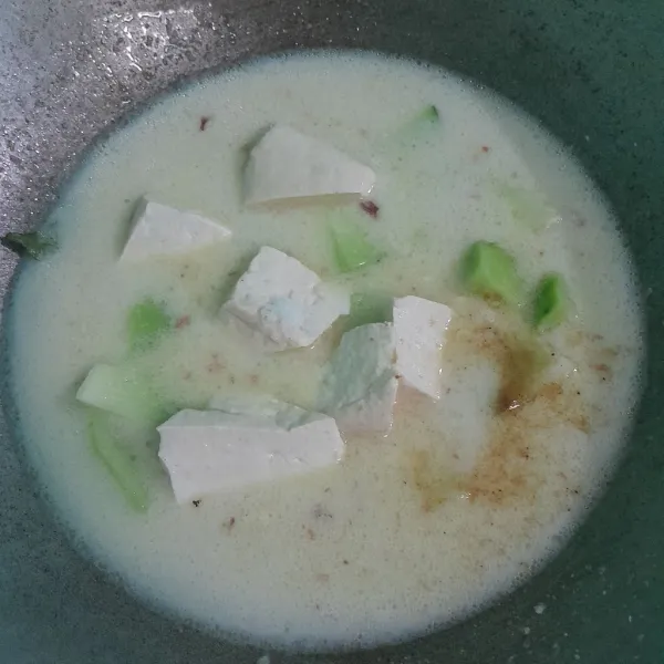 Masukkan tahu, garam dan kaldu bubuk.