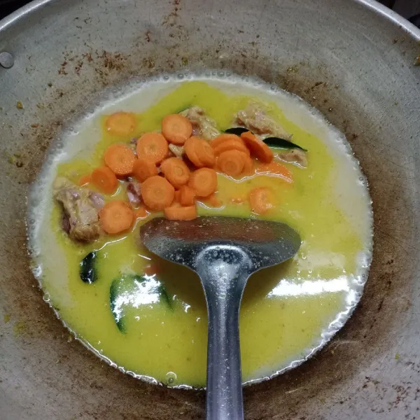 Masukkan santan dan wortel. Masak sampai ayam dan wortel empuk.