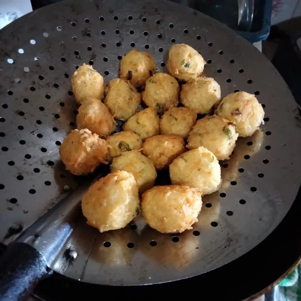 Panaskan minyak, goreng bola bihun dengan api sedang hingga kecoklatan. Tiriskan dan siap disajikan selagi hangat.