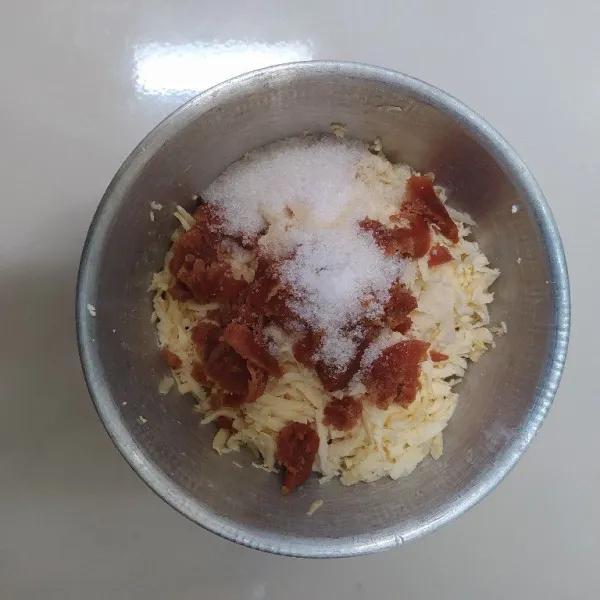 Campurkan semua bahan kecuali daun pandan lalu aduk rata.