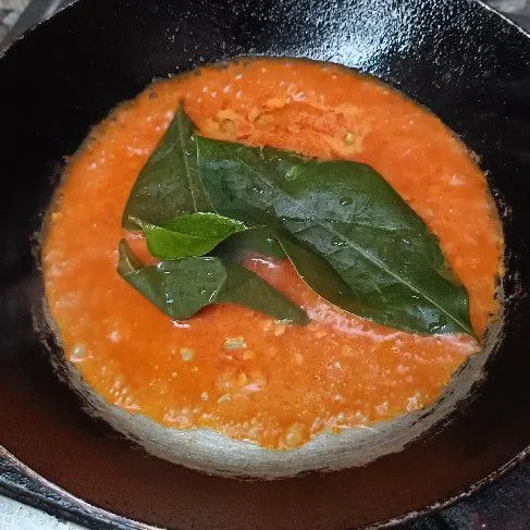 Masukkan daun salam dan jeruk. Masak hingga tanak.