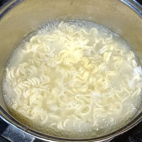 Rebus mie hingga matang.