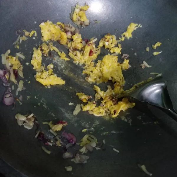 Masukkan telur, aduk-aduk dan buat orak-arik.