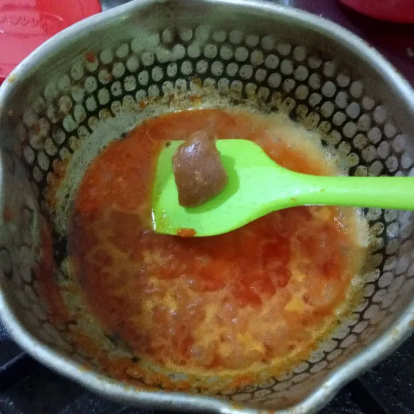 Larutkan asam jawa dengan air hangat lalu masukkan ke dalam sambal dan tambahkan juga gula batok.