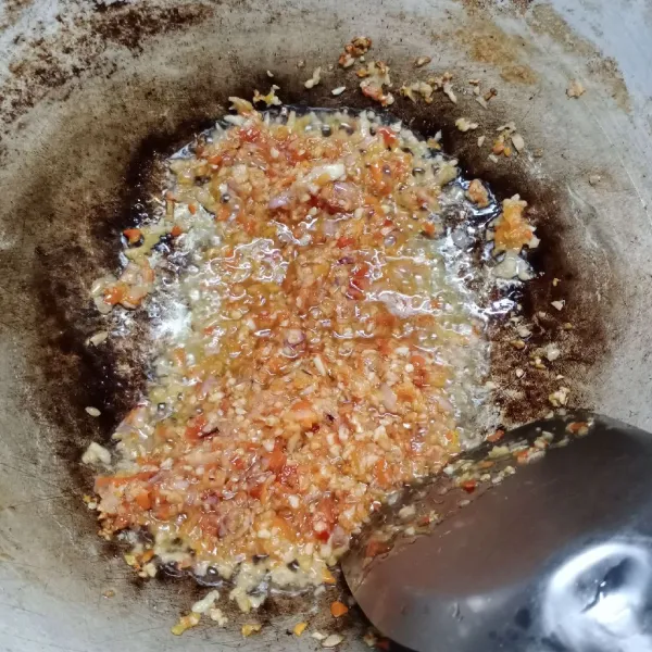 Tumis bumbu halus sampai harum dan matang.