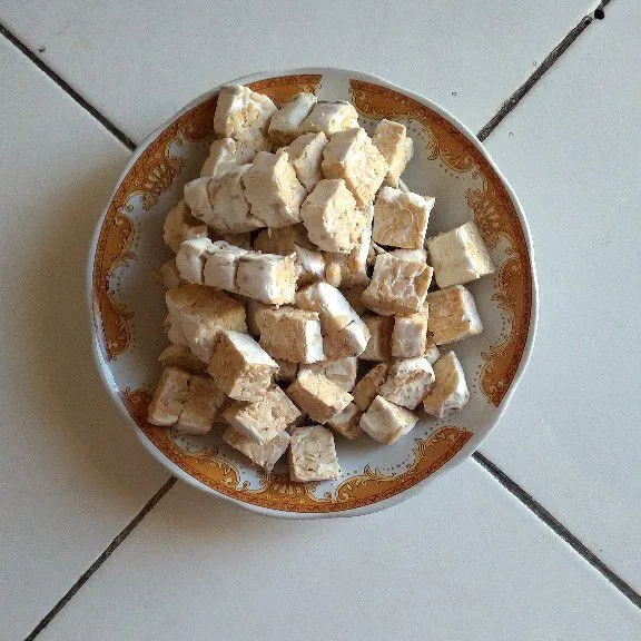 Potong tempe setelah itu sisihkan.