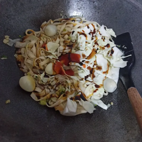 Beri kecap manis, soas tomat, lada bubuk, kaldu bubuk, terasi bubuk, saos tiram, gula, dan garam. Aduk rata, tambahkan garam dan gula sesuai selera.