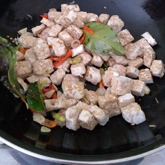 Masukkan tempe setelah itu aduk.