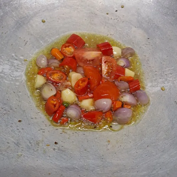 Goreng bawang merah, bawang putih, cabe merah, cabe rawit dan tomat sampai layu.