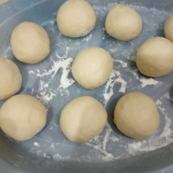 Bagi dan timbang adonan masing-masing seberat 40 gram, bulatkan