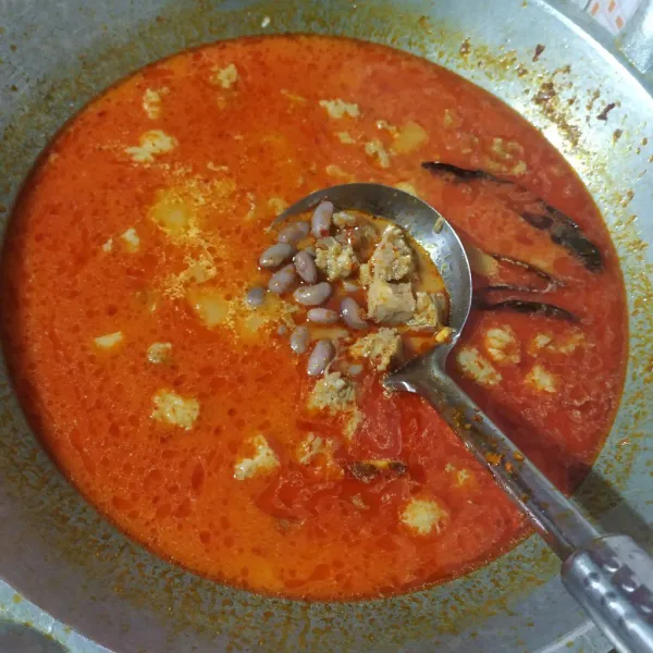 Masukkan tetelan, kacang merah, dan santan. Bumbui garam, gula merah, gula pasir, dan kecap manis, aduk sampai mendidih agar santan tidak pecah. Jangan lupa koreksi rasanya.
