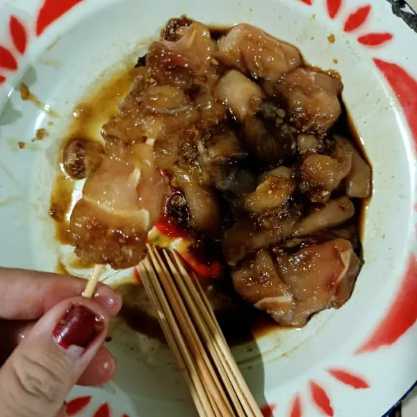 Tusuk ayam ke tusukan sate. lakukan hingga daging ayam habis