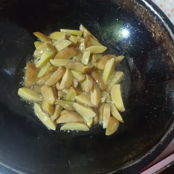 Goreng hingga agak berkulit, angkat.