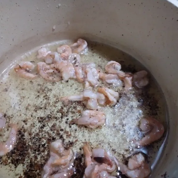 Goreng udang jangan terlalu kering, angkat, simpan minyaknya.
