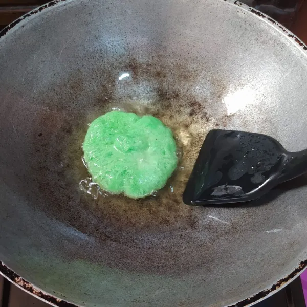 Kalau bagian pinggir sudah mengembang, siram-siram dengan minyak. Jika ditusuk bagian tengah dengan tusuk gigi sudah tidak ada adonan yang keluar maka itu pertanda sudah matang.