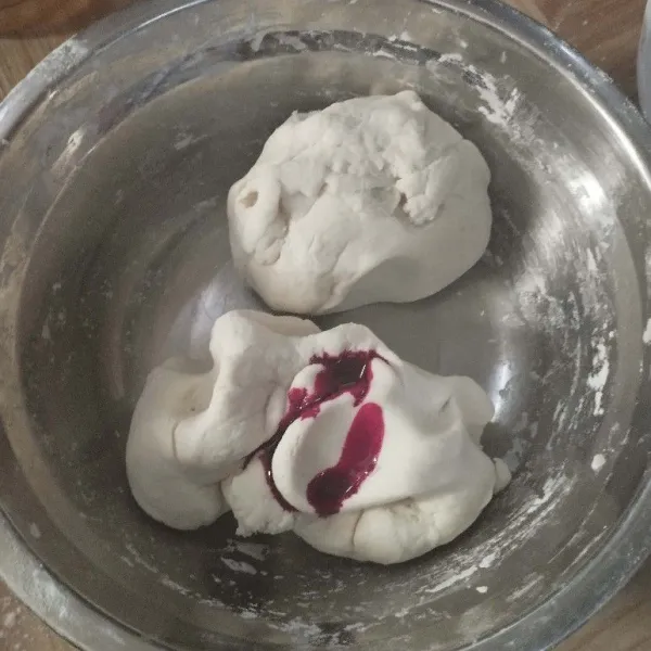 Bagi dua adonan, beri pewarna merah dan satu adonan biarkan berwarna putih.