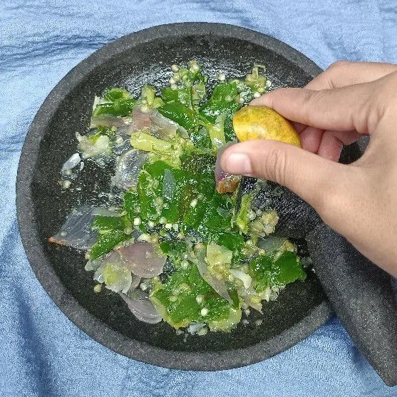Kucuri dengan jeruk nipis.