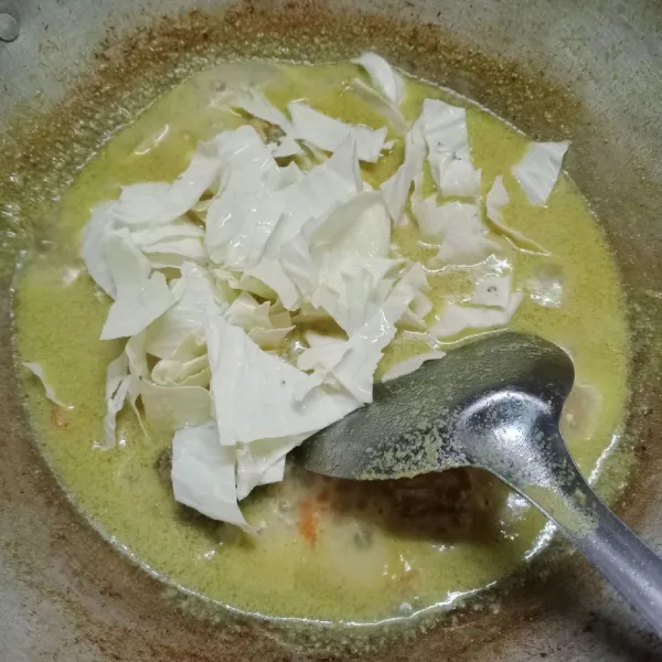 Kemudian masukkan kubis. Bumbui dengan garam, gula dan kaldu jamur.
