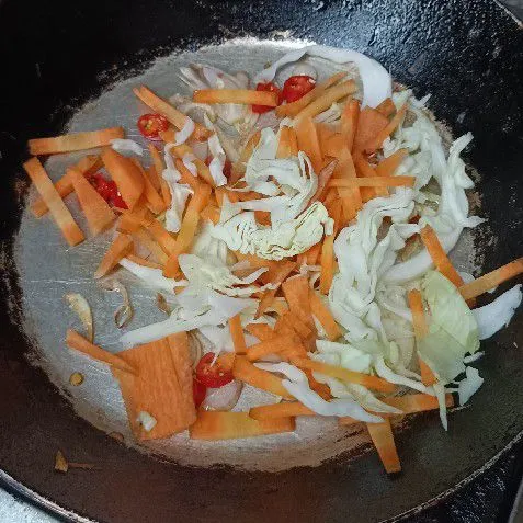 Masukkan irisan kol dan wortel.