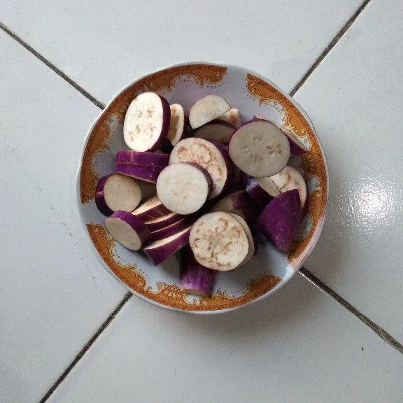 Potong terong dan rendam di air garam selama 3 menit setelah itu bilas dan tiriskan.