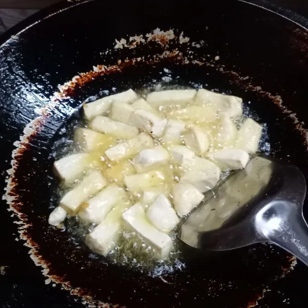 Goreng tahu sampai setengah matang. Angkat dan tiriskan.