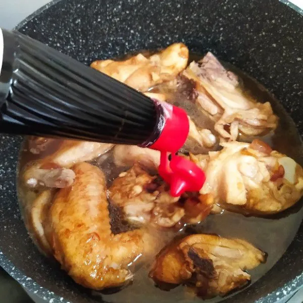 Tambahkan saus tomat, kecap manis dan saus inggris serta bumbui dengan garam, gula pasir, kaldu bubuk, lada bubuk. Masak hingga air menyusut dan bumbu meresap lalu koreksi rasa dan sajikan.
