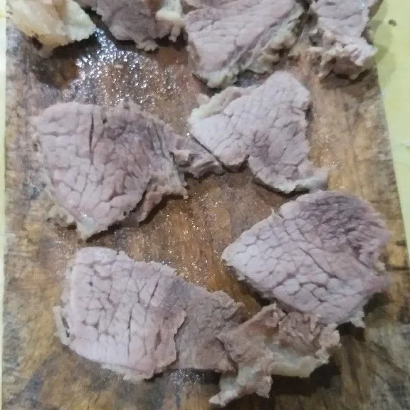 Potong-potong daging kemudian sisihkan.