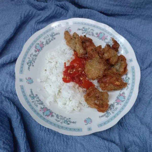 Letakkan sambal dan kulit ayam di atasnya.