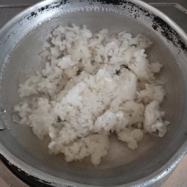 Rebus nasi sisa dengan air hingga mengembang dan menjadi bubur. Bisa juga dihaluskan dengan blender