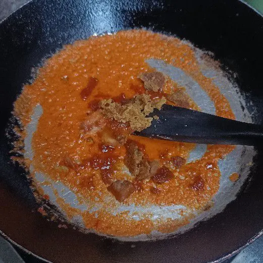 Tambahkan gula merah.