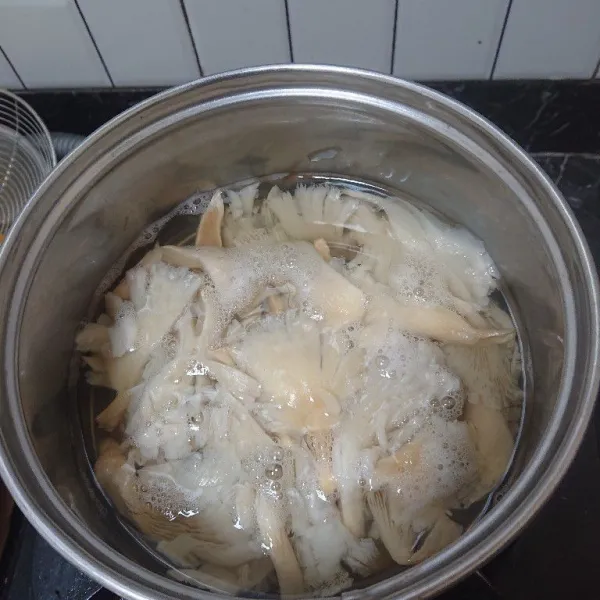 Didihkan air, kemudian masukkan jamur tiram. Masak hingga mendidih kembali lalu tiriskan.