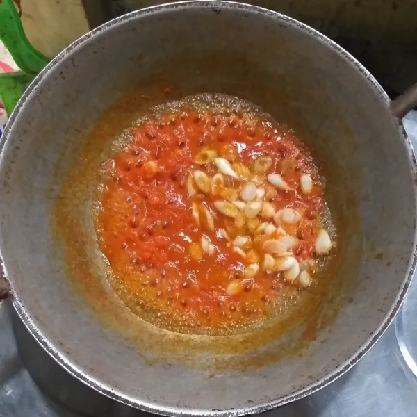 Tumis bumbu halus dan daun bawang hingga harum.