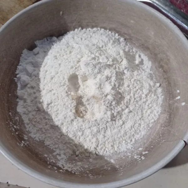 Masukkan tepung terigu, tapioka, dan garam ke dalam wadah.