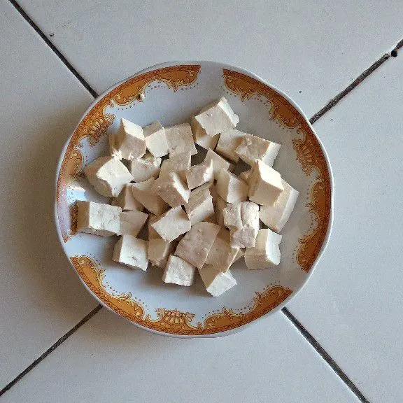 Potong tahu dan kupas telur puyuh.