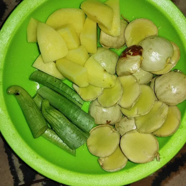 Belah jengkol, potong terong, dan potong kentang, lalu cuci bersih. Lalu goreng bergantian, sisihkan.