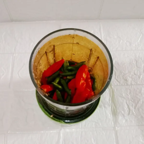 Lalu masukkan ke dalam blender, proses namun jangan sampai terlalu halus.