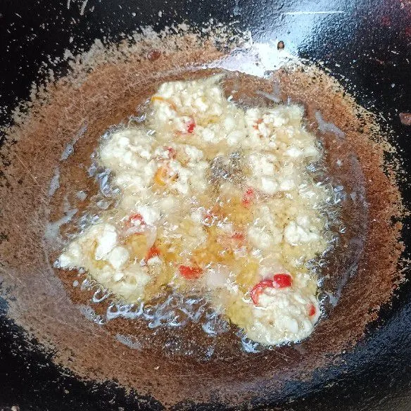 Goreng ke dalam minyak panas.
