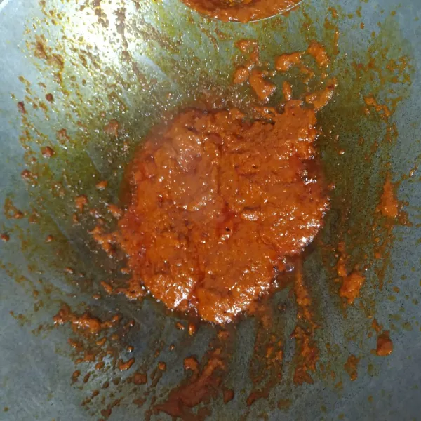 Tumis bumbu halus sampai harum dan matang.